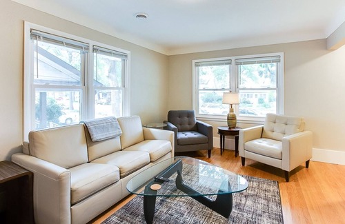 Merriam Park Apartment | Cute midcentury apartment, easy walk to restaurants and light rail