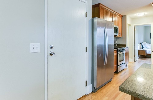 Merriam Park Apartment | Cute midcentury apartment, easy walk to restaurants and light rail