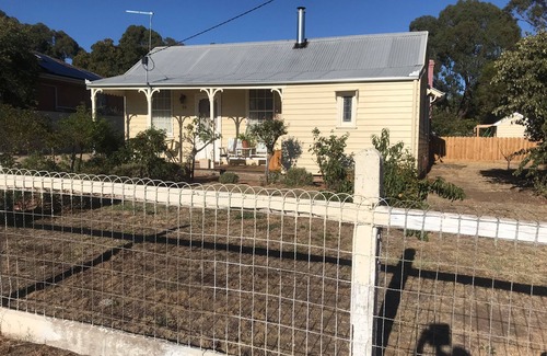 Maldon House | Cute Miners Cottage Close to Town