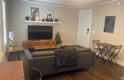 Downtown Omaha Apartment | Cute Modern Apartment in Downtown Omaha