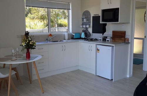 Oneroa Ski Chalet | Cute & modern chalet, 500m to sandy beaches, close to vineyards with seaview