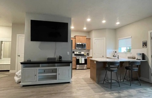 Cedar City House | Cute Modern townhouse close many Utah national parks
