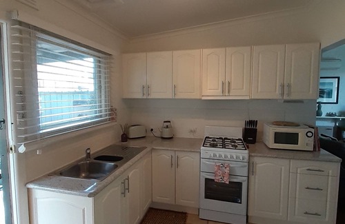 Rosebud House | Cute n cosy, relaxing holiday home opposite the beach comfy, quiet and tranquil