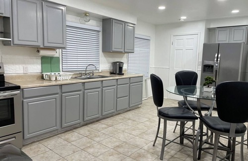 Sterling Heights House | Cute-n-Cozy Home Near Beaumont Troy