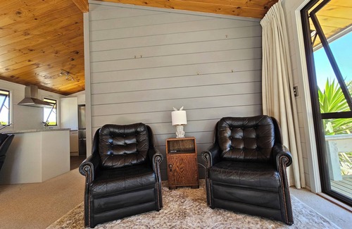 Paraparaumu Beach Cottage | Cute 'n' Cozy on Manly