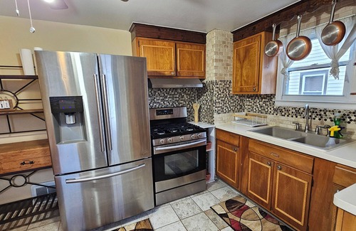 Cheektowaga House | Cute n spacious Westbrook home very close to Buffalo Int Airport and everywhere!