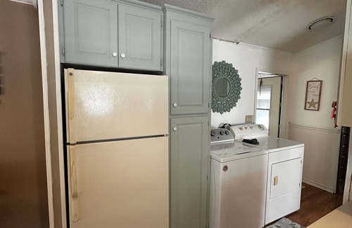 Sarasota House | Cute one bedroom home close to beaches with a pool!