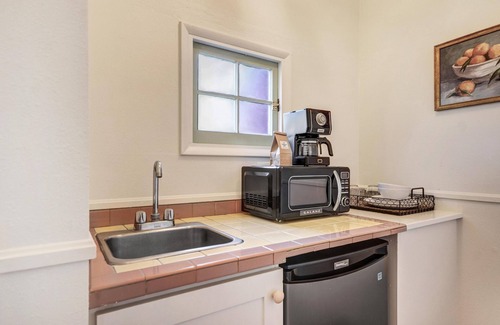 Sonoma House | Cute one room Bungalow in Sonoma- Includes Wine Tasting Passport