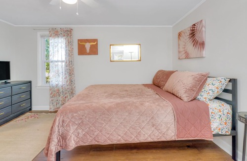 North Charleston Cottage | Cute Park Circle Cottage- Walk to restaurants/bars