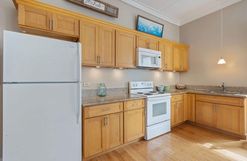 Wailuku Cottage | Cute Plantation Cottage; Walk into Wailuku Town; Central Location!