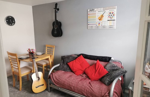 Stourport-on-Severn Apartment | Cute, private self contained 1 bedroom annex in desirable area.