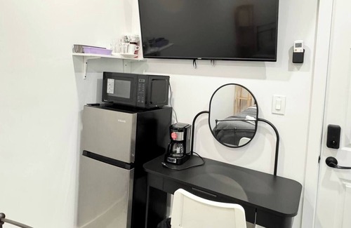 West Little Havana Hotel | Cute Private Room, Near the Airport - Free Parking