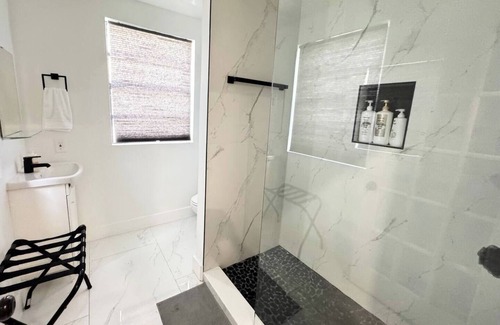 West Little Havana Hotel | Cute Private Room, Near the Airport - Free Parking