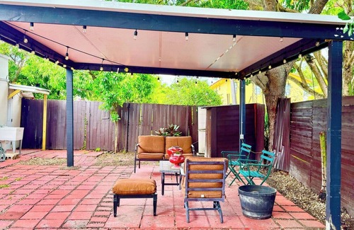 West Little Havana Hotel | Cute Private Room, Near the Airport - Free Parking