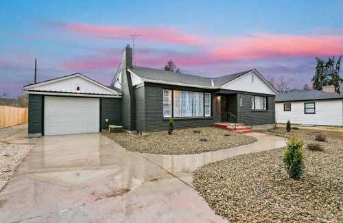 Winstead Park House | CUTE Remodeled Midcentury Cottage on Boise Bench
