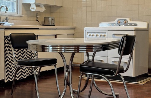 Knoxville House | Cute Retro House in Knoxville Countryside