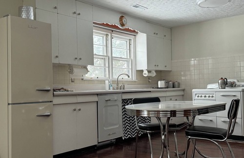 Knoxville House | Cute Retro House in Knoxville Countryside