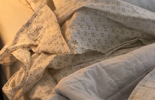 Massillon Cottage | Cute retro stay with vintage kitchen, fenced yard, new king sized bed