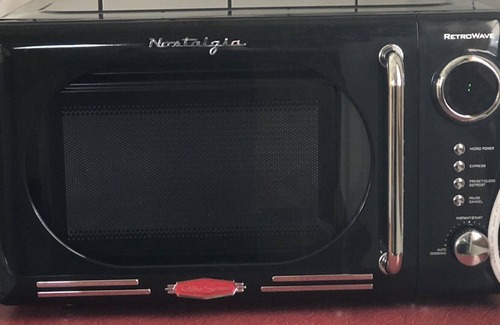 Massillon Cottage | Cute retro stay with vintage kitchen, fenced yard, new king sized bed