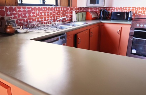 Ardrossan House | Cute retro-themed beach shack - 5 mins from the sea