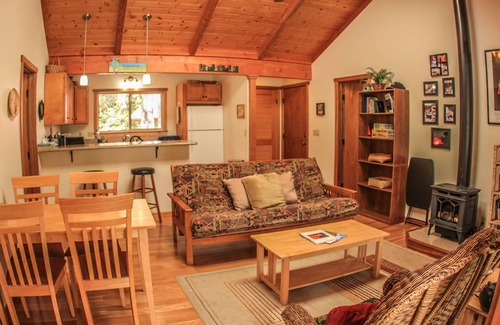 Volcano Cottage | Cute, spacious rainforest cottage close to HVNP