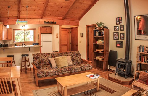 Volcano Cottage | Cute, spacious rainforest cottage close to HVNP