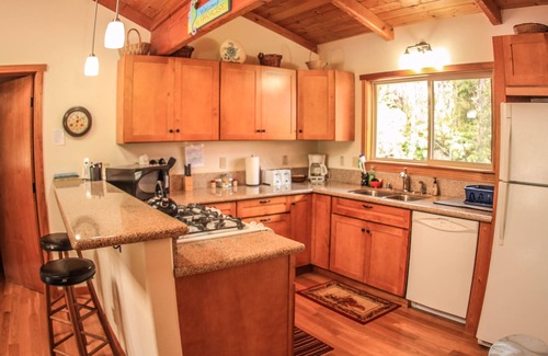 Volcano Cottage | Cute, spacious rainforest cottage close to HVNP