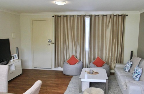 Thornlie Villa | Cute Stylish Family Home in Thornlie