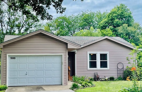Kearney House | Cute Updated One-Level Living in Quiet Cul de Sac