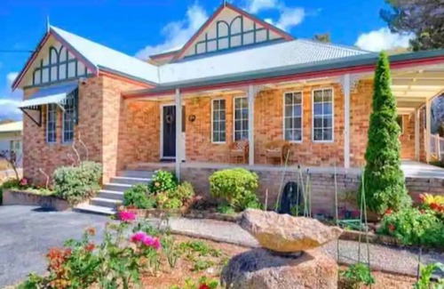 Mira Mar Apartment | Cute upstairs 2 bedroom apartment perfect for short stays while visiting Albany
