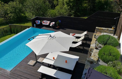 Buzet Villa | Cute vacation house surrounded by green area