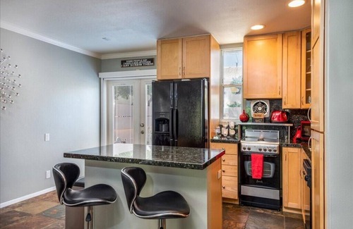 Uptown Design District Condo | CUTE walk downtown 2 bed 2 bath adore condo sleeps 4 MOVIE STAR