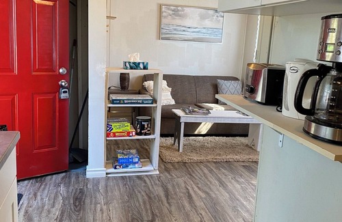 Wasaga Beach Apartment | Cute Wasaga Beach Studio cottage 2 min. walk to beach 1!