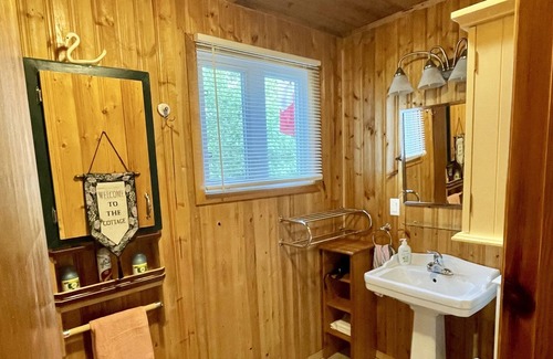 Katrine Cottage | Cute Waterfront Cottage Magnetawan River Private