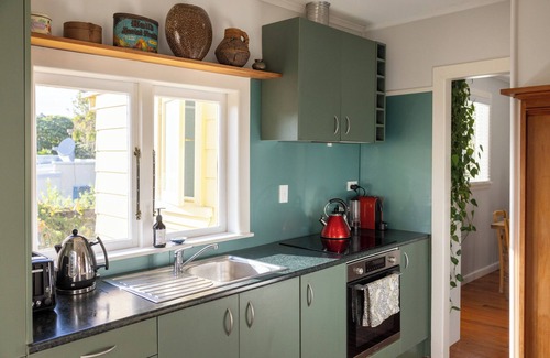 Oneroa Cottage | Cute wee bach within walking distance of beaches and village