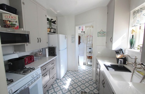 Lompoc House | Cute Wine Country Cottage with big back yard for entertaining