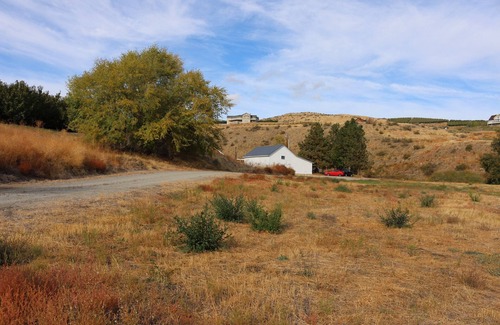 Manson Apartment | Cute Winemakers Apartment in the Middle of Tadasana Vineyard Estate.