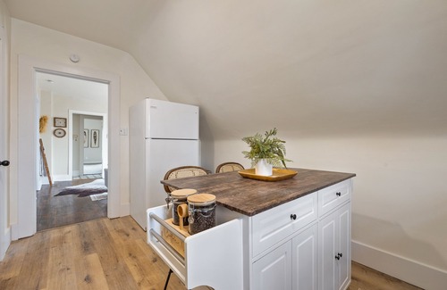 Marion Apartment | Cutie in the Heart of Marion!