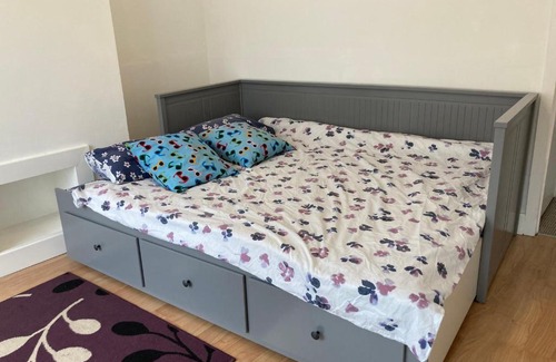 Rugby Apartment | CV21 3SG Self-Serviced Whole 2 Bedroom Mid-Terrace House Near Rugby Station with Self Check-In