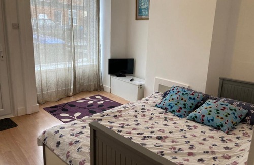 Rugby Apartment | CV21 3SG Self-Serviced Whole 2 Bedroom Mid-Terrace House Near Rugby Station with Self Check-In