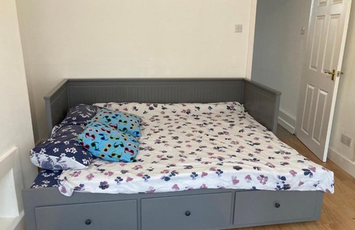 Rugby Apartment | CV21 3SG Self-Serviced Whole 2 Bedroom Mid-Terrace House Near Rugby Station with Self Check-In