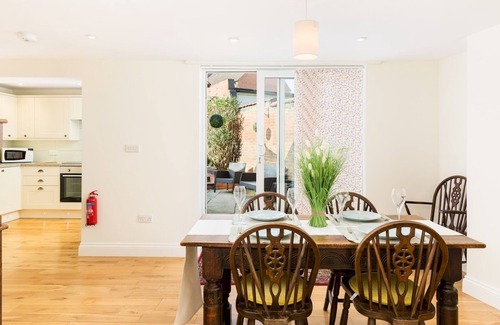Warwick Town Centre House | CV34 4JD 20 St Nicholas Church Street · Cosy 2 Bed, Central Warwick & Parking | Pass The Keys