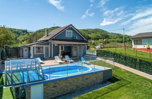 Sveti Kriz Villa | CVETKOVA HIŽA sa JACUZZIJEM