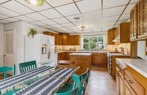 Valley View House | CVNP & Chill I Movie Projector I Awesome Backyard
