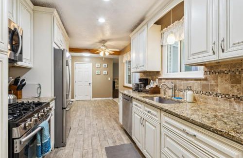 Northfield House | CVNP Winter Getaway - 5 mins to Boston Mills Ski