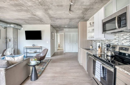 Downtown Minneapolis Apartment | CW 2 BR Sky Lounge Rooftop Pool Gym T