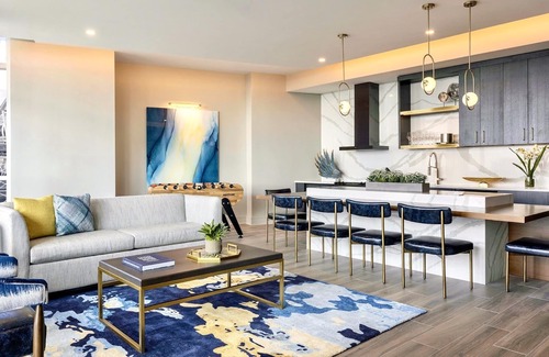 Downtown Atlanta Condo | CW Atlanta - HUGE 2BR PRES. - Rooftop Pool & Bar - Walk to MB Stadium, SF Arena