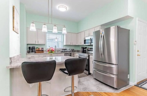 Central West End House | CWE Getaway – Entire Home + Free Parking, Close to Fox, Universities, and More!