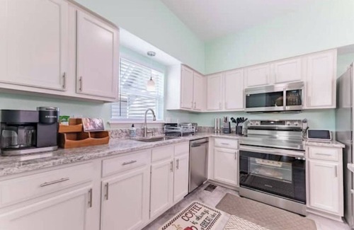 Central West End House | CWE Getaway – Entire Home + Free Parking, Close to Fox, Universities, and More!