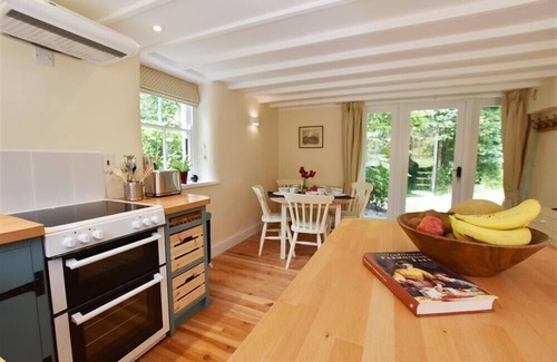 Fishguard Cottage | CWMBRANDY COTTAGE, pet friendly, with open fire in Fishguard